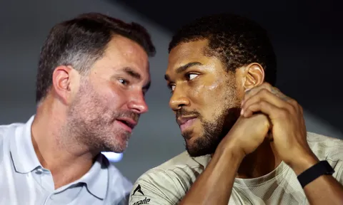 Cú vấp ngã kinh hồn của Anthony Joshua và lời tuyên chiến đanh thép từ Eddie Hearn gửi đến Tyson Fury