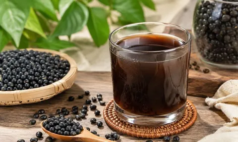 "Khung giờ vàng" uống nước đậu đen: Uống đúng lúc mới phát huy lợi ích, uống sai dễ phản tác dụng