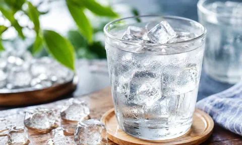 Sai lầm khi uống nước đá ngày nóng: Càng giải nhiệt càng dễ khiến cơ thể mệt mỏi nếu mắc 6 lỗi này