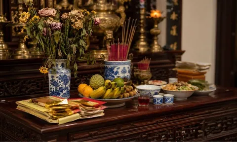 Thắp hương xong đừng để 3 thứ này quá lâu trên ban thờ