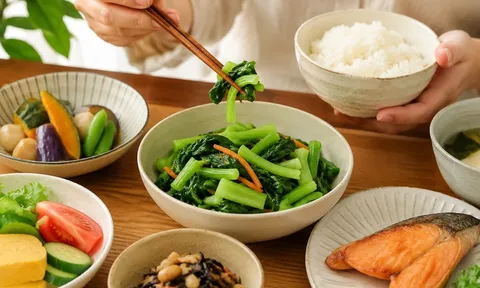 Vì sao trong bữa cơm nên ăn rau trước rồi mới ăn cơm? Thói quen nhỏ nhưng mang lại nhiều lợi ích bất ngờ