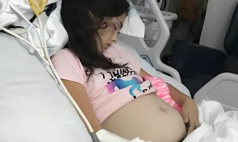 Thấy con gái 14 tuổi đi học về bụng phình to nhiều tháng, gia đình đưa đi khám thì gục ngã trước kết quả chụp CT
