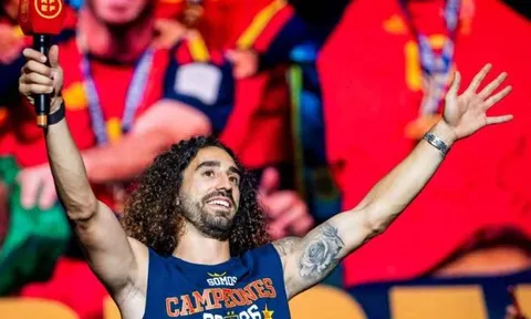 Cucurella xúc động gửi lời chào tạm biệt Chelsea
