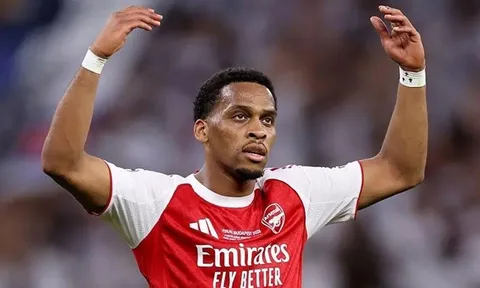 Jurrien Timber rời trại tập huấn của Arsenal vì chấn thương háng