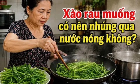 Xào rau muống có nên nhúng qua nước nóng không?