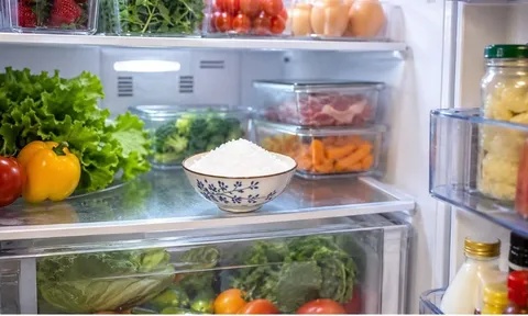 Vì sao nhiều gia đình đặt bát muối trong tủ lạnh? Thói quen nhỏ nhưng mang lại nhiều lợi ích bất ngờ