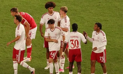 Ngumoha nổ súng giúp Liverpool hạ gục Wrexham