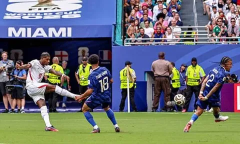 Alex Crook gạch tên Arsenal, chọn Tottenham cho Rashford