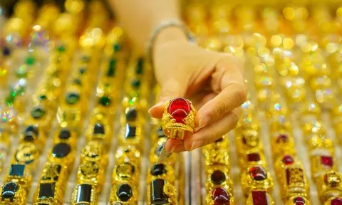 Giá vàng hôm nay 30/7: Bất ngờ tăng "dựng đứng", vàng nhẫn vượt mốc 142 triệu đồng/lượng