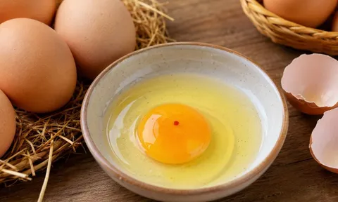 Trứng đập ra thấy có chấm đỏ này thì có ăn được không? Vệt đỏ đó có gây hại gì không?