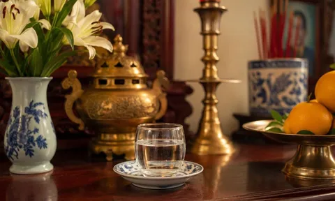 Vì sao người xưa luôn đặt nước trên bàn thờ? Ý nghĩa sâu xa không phải ai cũng hiểu
