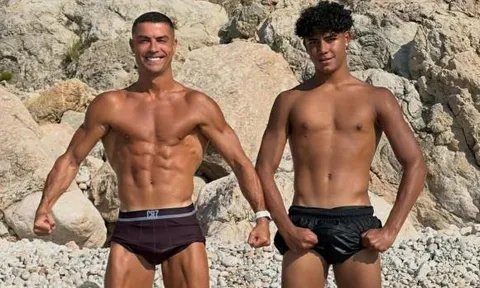 Ronaldo đọ cơ bắp cùng con trai 16 tuổi tại Mallorca