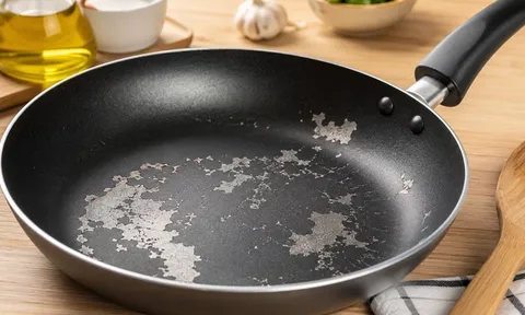 Chảo chống dính bị bong lớp phủ: Có nên tiếp tục dùng hay nên thay ngay?