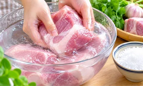 Có nên rửa thịt bằng nước muối?