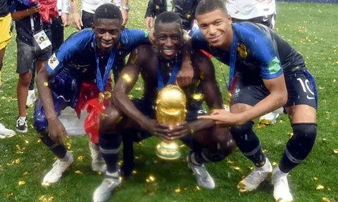 Benjamin Mendy bán đấu giá cúp vô địch World Cup vì vỡ nợ