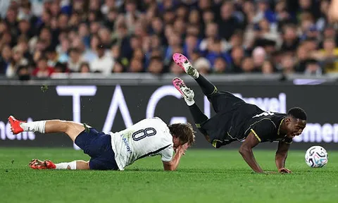 Cầu thủ Chelsea nổi giận vì cú xoạc bóng của Gallagher
