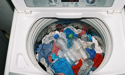 Vì sao nhiều nhà thích cho 2 chai nhựa rỗng vào máy giặt khi giặt đồ?