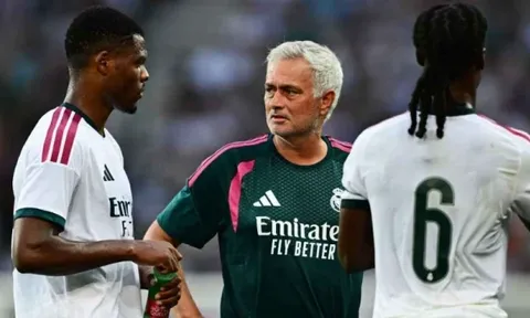 Mourinho khen ngợi nỗ lực của Endrick và Dumfries