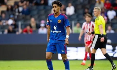 JJ Gabriel trở thành cầu thủ trẻ nhất ra sân trong lịch sử Man Utd