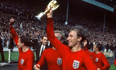 Con trai Jack Charlton trả lại huy chương World Cup vì thuế thừa kế quá khủng