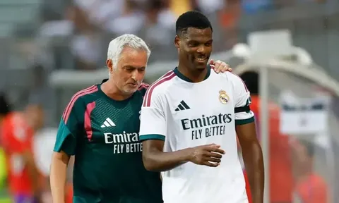 Sơ đồ lạ của Mourinho giúp Alexander-Arnold cùng Dumfries thăng hoa