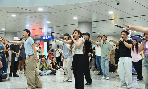 Hàng trăm khán giả dừng chân giữa Ga Metro Bến Thành để thưởng thức nhạc kịch Broadway