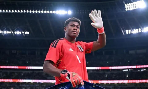 PSG vượt mặt Juventus vụ thủ thành Zion Suzuki