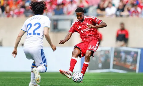CĐV Liverpool phát cuồng với Trey Nyoni