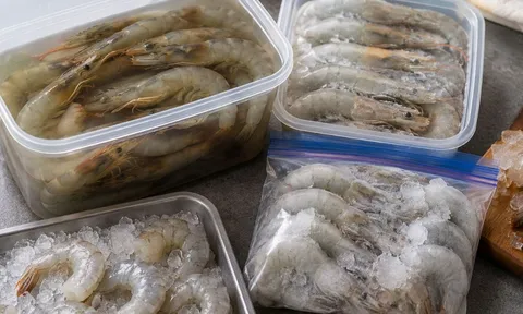Cách cấp đông tôm thêm thứ này thì để không bị đen đầu, để cả tháng vẫn ngon