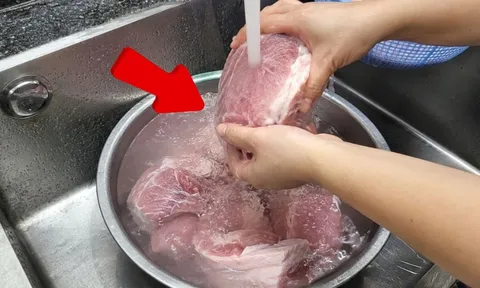 Tại sao nhiều người không bao giờ rửa thịt trước khi nấu?
