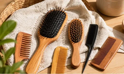  Vì sao nên tránh cho mượn lược chải tóc? Tưởng chuyện nhỏ nhưng có thể rước họa