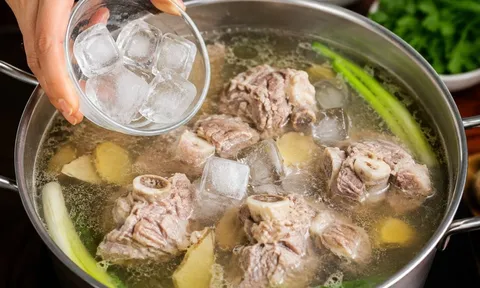 Vì sao nhiều người thả đá lạnh vào nồi canh xương?