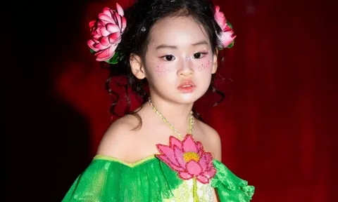 Con gái Á hậu Trúc Ny tự tin catwalk một mình ở tuổi lên 3