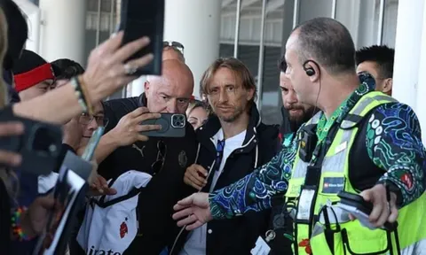 CĐV vây kín Luka Modric khi AC Milan đổ bộ xuống Australia