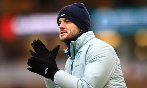 Wilshere giục sao trẻ Arsenal từ chối Man Utd