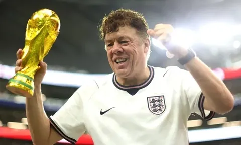 CĐV Anh suýt lỡ chung kết World Cup vì tựa đề một cuốn sách