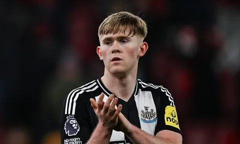 Bất chấp Hall đòi đi, Newcastle cự tuyệt Man Utd