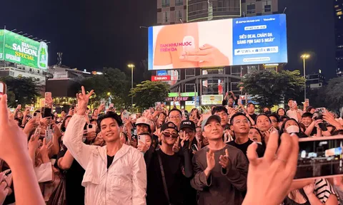 Sức hút âm nhạc từ Anh Trai Vượt Ngàn Chông Gai: Dàn Anh Tài Nhà Hoa Lửa được fan vây kín giữa phố đi bộ Nguyễn Huệ