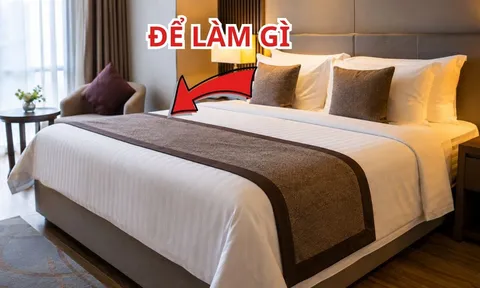 Vì sao trên giường khách sạn luôn có thêm tấm vải trải ngang khác màu?
