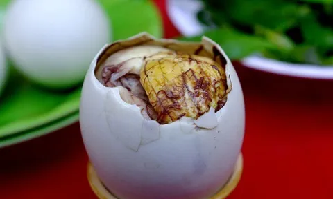 Ai cũng ăn trứng vịt lộn để có canxi, protein mà không biết phần bổ nhất hay bị vứt bỏ: Đó là phần nào?