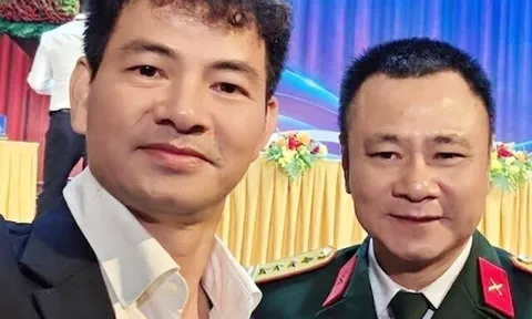 NSND Xuân Bắc gặp gỡ NSND Tự Long tại Đại hội Hội Nghệ sĩ Sân khấu Việt Nam, nam Đại tá góp mặt trong Ban chấp hành