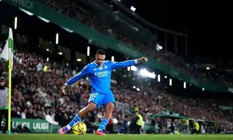 Mourinho biến Alexander-Arnold thành tiền vệ để giải mã bài toán Dumfries