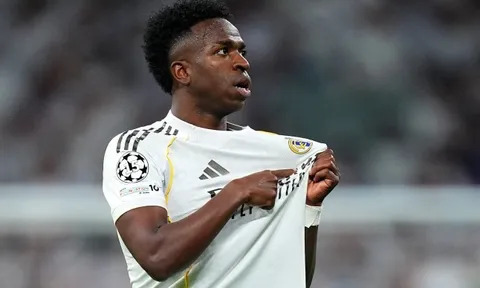 Carragher hoài nghi tin đồn Vinicius đến Arsenal