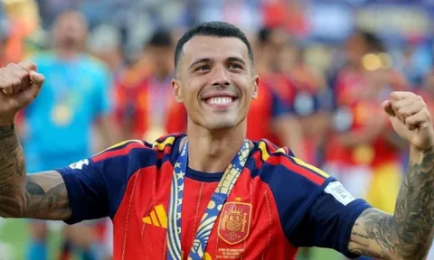 Lamine Yamal gợi ý Barca chiêu mộ Pedro Porro