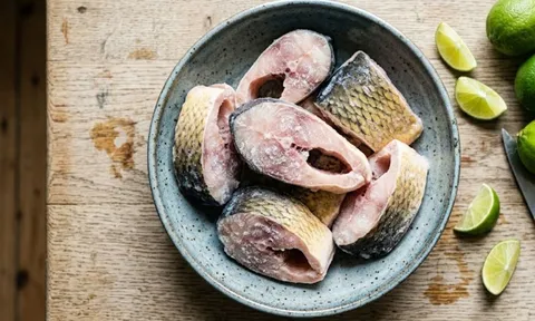 Mẹo rã đông cá nhanh, thịt cá không bị tanh, bở