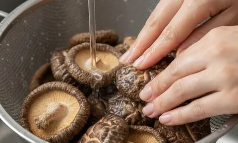 Rửa nấm hương khô dùng nước nóng hay lạnh mới chuẩn? Không ngờ đến giờ tôi mới biết cách làm chuẩn