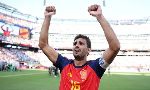 Dàn sao Barcelona tích cực lôi kéo Rodri tới Camp Nou