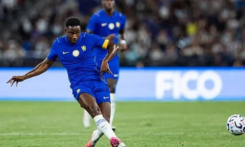 Welbeck khiến dàn sao Chelsea phấn khích