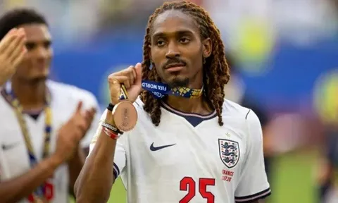 Man Utd tranh Djed Spence với giá 35 triệu bảng