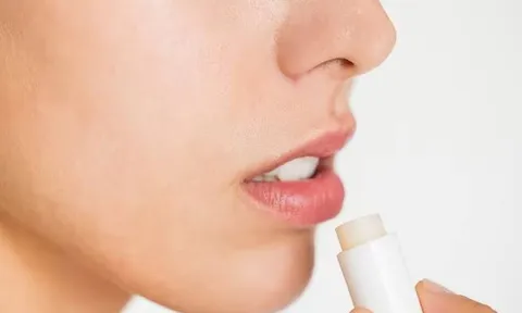 4 thói quen nhiều người mắc phải khiến môi ngày càng thâm, khô nứt dù chăm dùng son dưỡng
